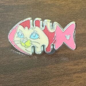 5/$25 Disney Alice In Wonderland Dinah Fishbone Pin